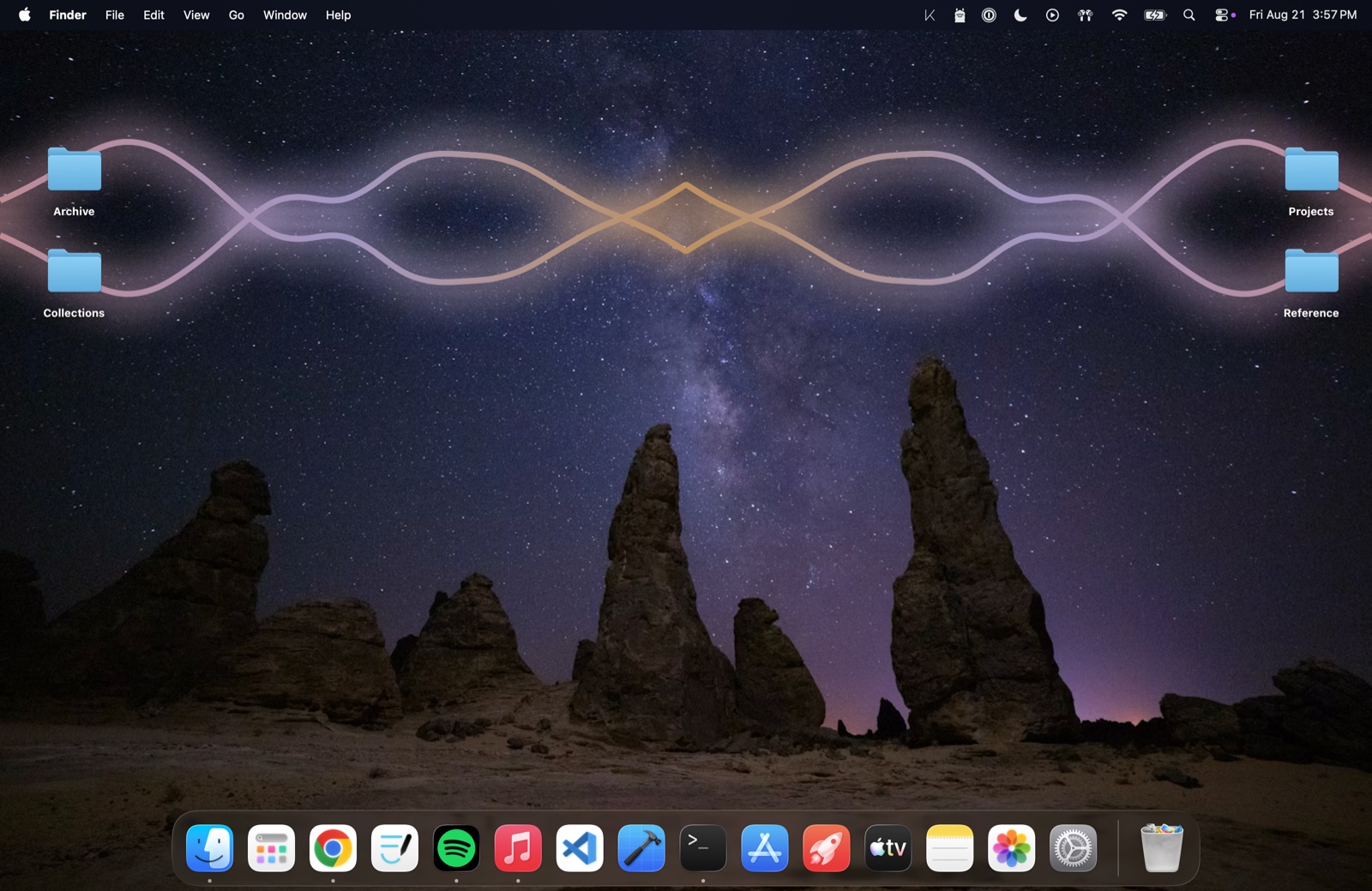 A night desert wallpaper, with the trace drawn in the violet and amber of its sky.